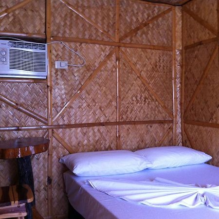 פוארטו גאלרה Bamboo House Beach Lodge & Restaurant מראה חיצוני תמונה