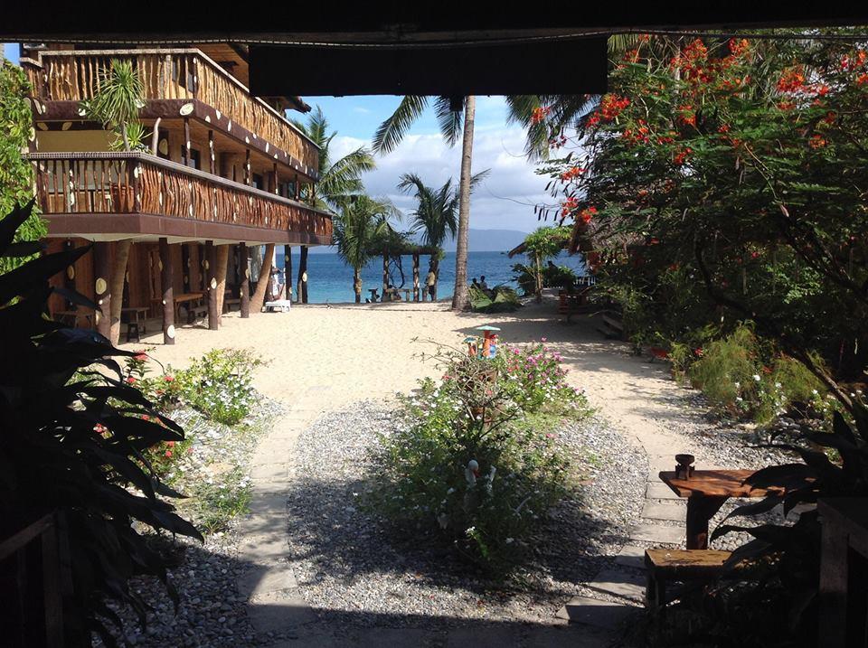 פוארטו גאלרה Bamboo House Beach Lodge & Restaurant מראה חיצוני תמונה