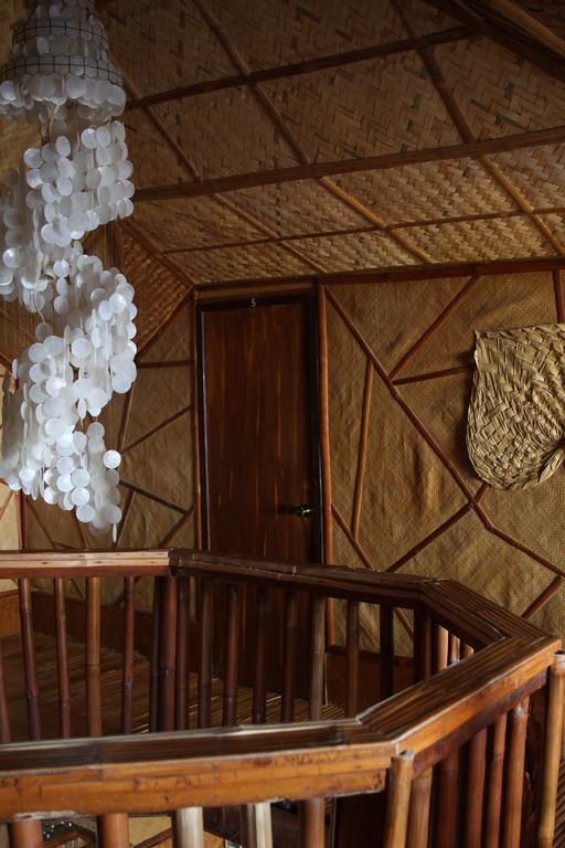 פוארטו גאלרה Bamboo House Beach Lodge & Restaurant מראה חיצוני תמונה
